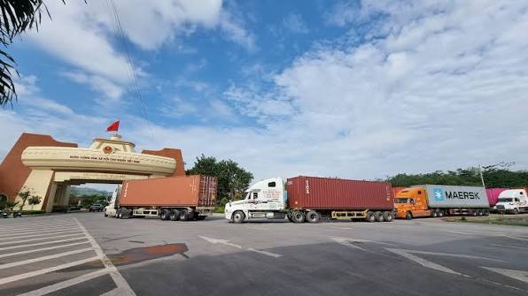 Vận chuyển hàng hóa giao tại cửa khẩu quốc tế Bờ Y nguyên đai nguyên kiện, duy trì kẹp chì Hải quan suốt hành trình, đáp ứng chính xác lịch hẹn thông quan với đối tác Van-chuyen-va-giao-hang-truc-tiep-tai-cua-khau-quoc-te-Bo-Y-nhanh-chong
