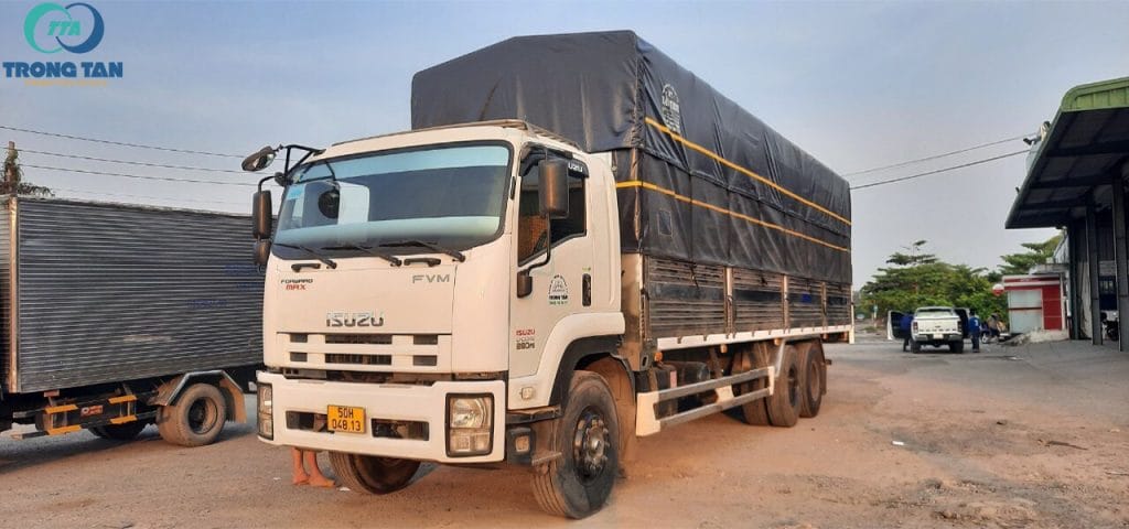 Xe tải 15 tấn mui bạt có kích thước thùng tối ưu chuyên vận chuyển hàng công nghiệp, vật liệu xây dựng, máy móc và hàng tiêu dùng từ Tây Ninh đi Hà Giang kich-thuoc-thung-xe-tai-15-tan-mui-bat-di-ha-giang