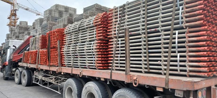 Xe đầu kéo kết hợp moóc sàn, moóc xương và moóc lùn chuyên chở máy móc, kết cấu thép, container và thiết bị quá khổ, bảo đảm an toàn trên mọi tuyến đường. van-chuyen-da-dang-hang-hoa-bang-mooc-san-mooc-xuong-va-mooc-lun-chuyen-dung