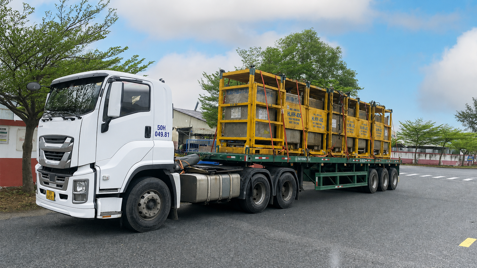 Máy móc, kết cấu thép và thiết bị điện được kê đỡ, chằng buộc, chống rung và chống ẩm theo đúng kỹ thuật, giúp hạn chế hư hỏng khi vận chuyển. hang-hoa-duoc-ke-do-co-dinh-can-than-truoc-khi- van-chuyen