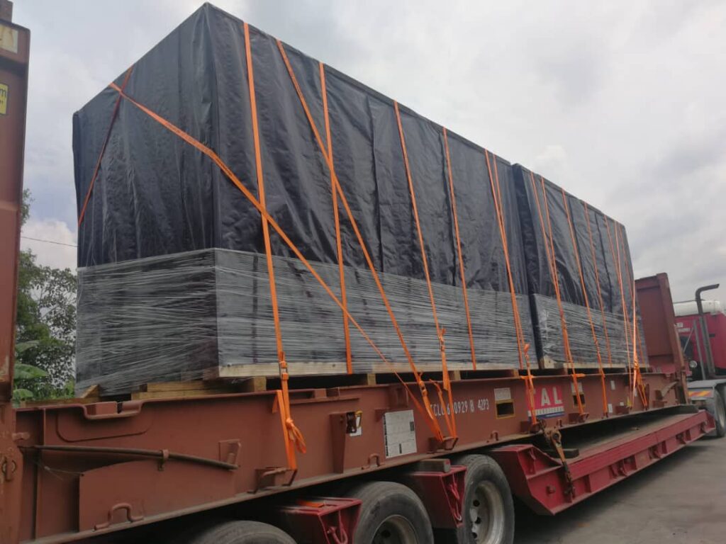 Hàng hóa được cố định chắc chắn trên mooc sàn bằng xích, dây tăng đơ, đai vải và gối chèn trước khi vận chuyển từ Tây Ninh đi Hải Phòng. ky-thuat-co-dinh-hang-tren-mooc-san-truoc-van-chuyen-tay-ninh-di-hai-phong