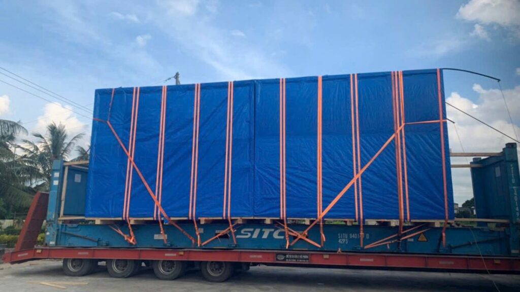 Hàng hóa được phủ bạt chống mưa và chằng buộc bằng dây tăng đơ đúng kỹ thuật bởi đội ngũ giàu kinh nghiệm đảm bảo an toàn khi vận chuyển phu-bat-chang-buoc-hang-hoa-dung-ky-thuat-an-toan-giau-kinh-nghiem-van-chuyen
