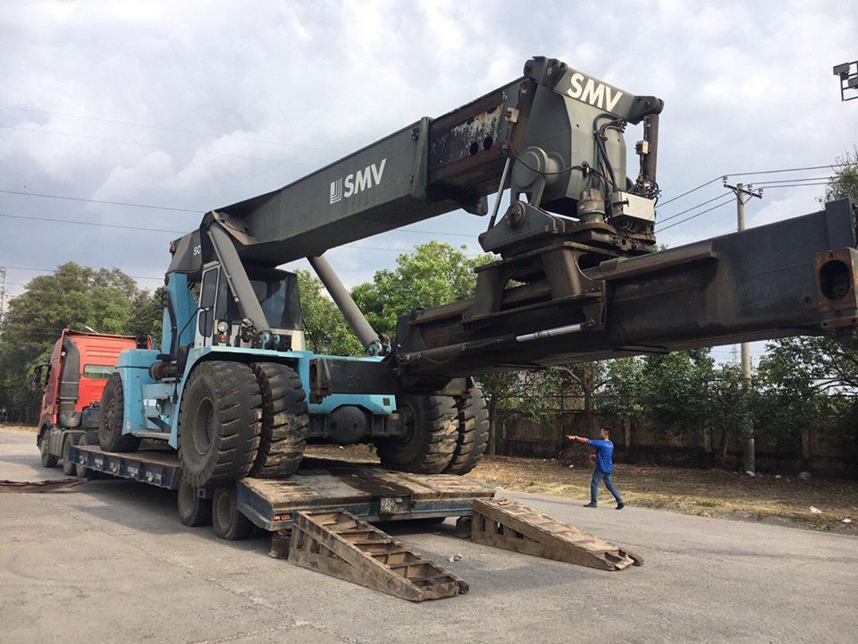 Xe đầu kéo mooc lùn vận chuyển xe nâng container SMV siêu trọng từ Tây Ninh đi Bắc Giang, phục vụ cảng cạn, trung tâm logistics và khu công nghiệp lớn. mooc-lun-van-chuyen-xe-nang-container-smv-di-bac-giang-phuc-vu-cong-nghiep