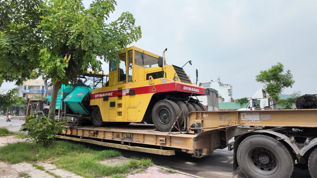 Dịch vụ vận chuyển thiết bị xây dựng lớn bằng xe đầu kéo và rơ moóc chuyên dụng, đảm bảo an toàn, đúng kỹ thuật, đúng tiến độ và tối ưu chi phí. van-chuyen-thiet-bi-xay-dung-lon-bang-xe-dau-keo-chuyen-dung