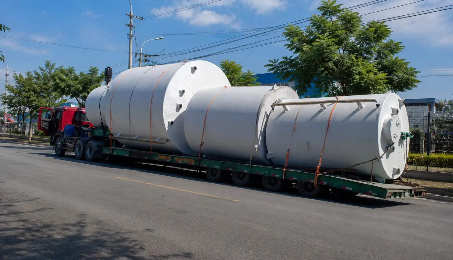 Xe đầu kéo chuyên vận chuyển bồn công nghiệp có kích thước lớn bằng rơ moóc chuyên dụng, đảm bảo an toàn, chằng buộc chắc chắn và giao nhận đúng tiến độ.Xe đầu kéo chuyên vận chuyển bồn công nghiệp có kích thước lớn bằng rơ moóc chuyên dụng, đảm bảo an toàn, chằng buộc chắc chắn và giao nhận đúng tiến độ. van-chuyen-bon-cong-nghiep