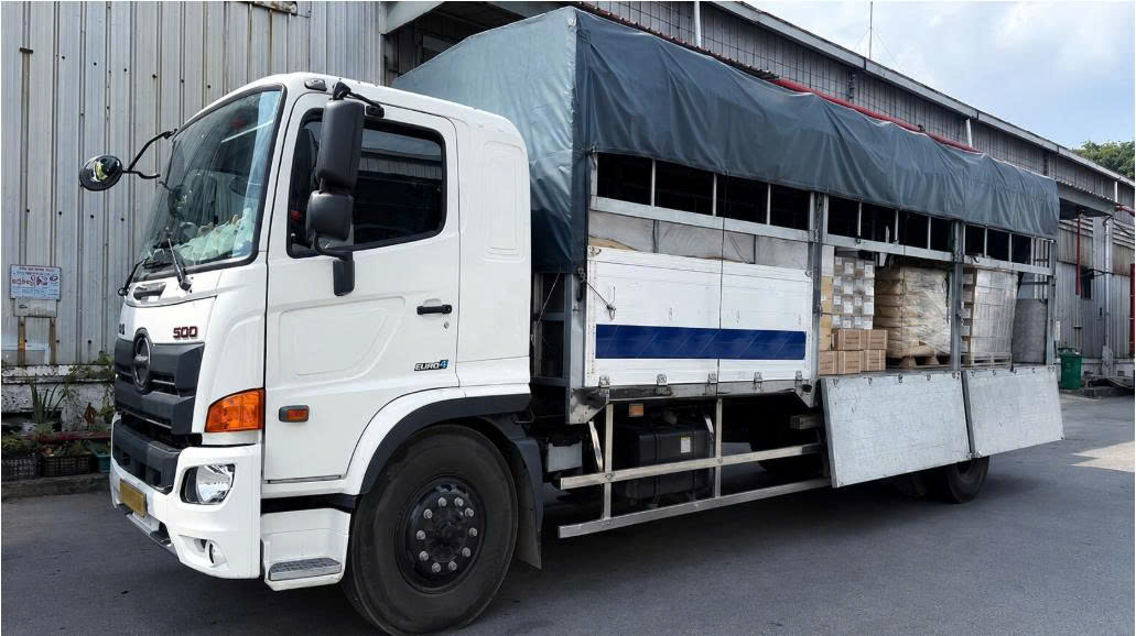 nhan-hang-boc-xep-van-chuyen-giao-hang-tan-noi
