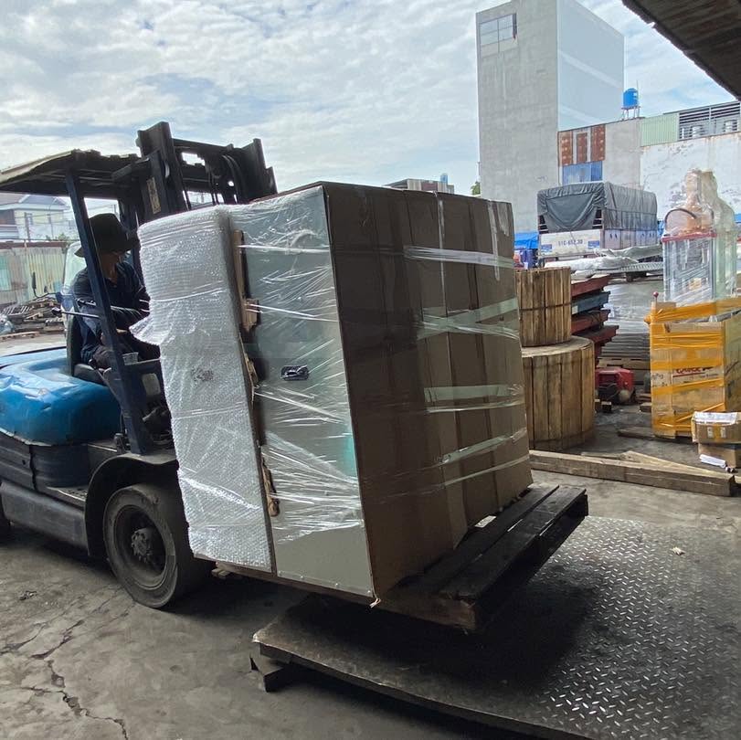 Việc chuẩn bị đầy đủ xe nâng, pallet và dụng cụ hỗ trợ giúp quá trình bốc xếp diễn ra thuận lợi, tiết kiệm thời gian và nâng cao độ an toàn cho hàng hóa. thiet-bi-ho-tro-boc-xep-giup-hang-hoa-len-xuong-nhanh-chong-va-han-che-hu-hong