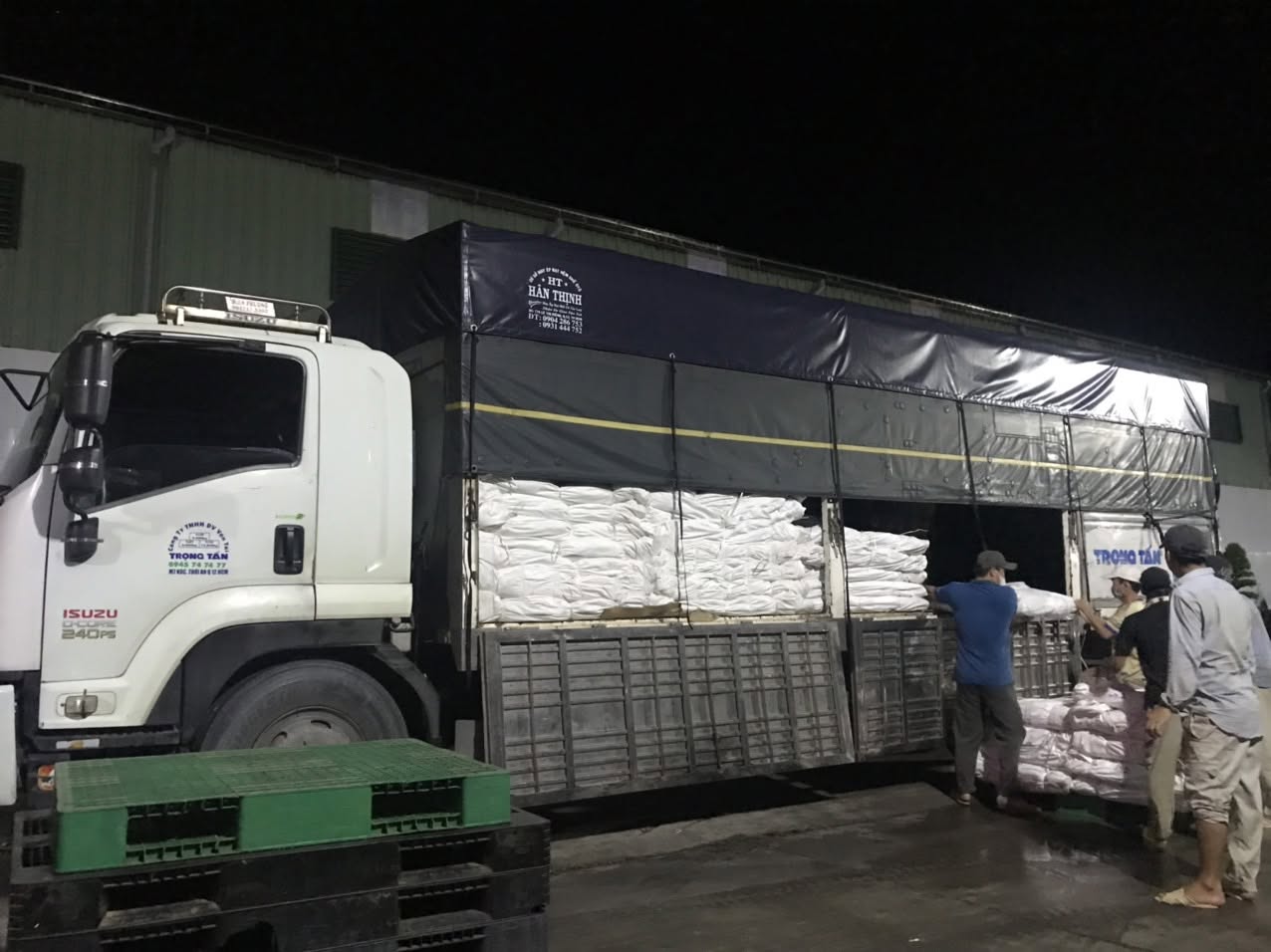 Việc phân bổ hàng hóa hợp lý trong thùng xe giúp quá trình vận chuyển an toàn hơn, đồng thời kiểm tra kỹ trước khi bàn giao giúp hạn chế sai sót và bảo đảm giao nhận chính xác. hang-hoa-duoc-sap-xep-khoa-hoc-va-kiem-tra-day-du-truoc-khi-giao-nhan
