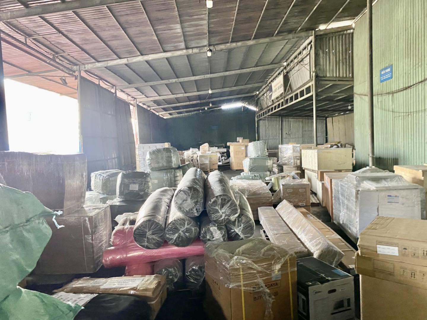 Nhận vận chuyển máy móc, linh kiện, hàng tiêu dùng, vật liệu xây dựng, nội thất và thiết bị công trình, đáp ứng nhu cầu sản xuất, kinh doanh và phân phối hàng hóa. nhan-van-chuyen-da-dang-hang-hoa-phuc-vu-san-xuat-kinh-doanh
