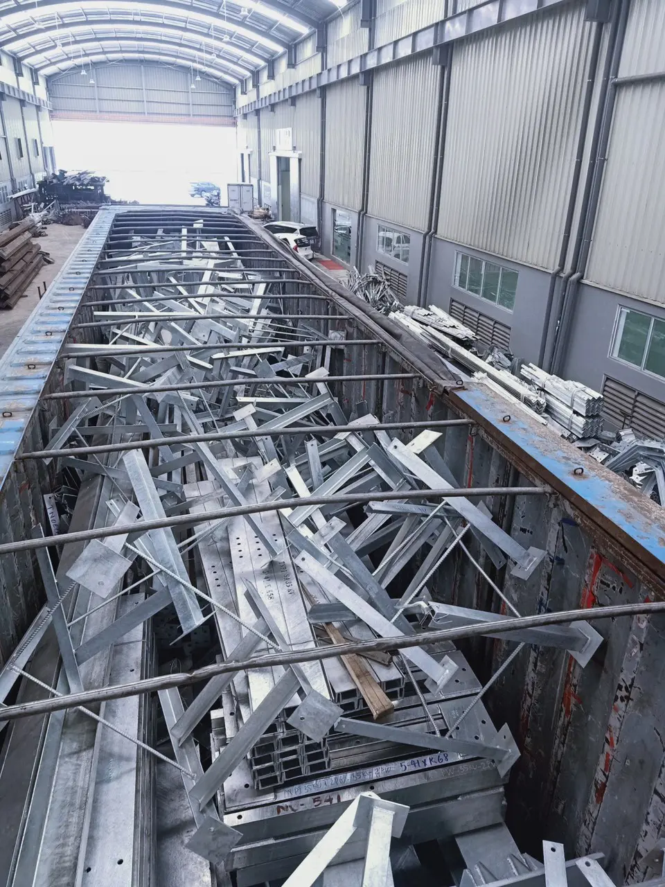 Xe đầu kéo đáp ứng vận chuyển đa dạng hàng công nghiệp, hàng nặng và vật tư công trình với lịch xe linh hoạt, tối ưu chi phí và nâng cao hiệu quả vận chuyển. van-chuyen-hang-cong-nghiep-bang-xe-dau-keo