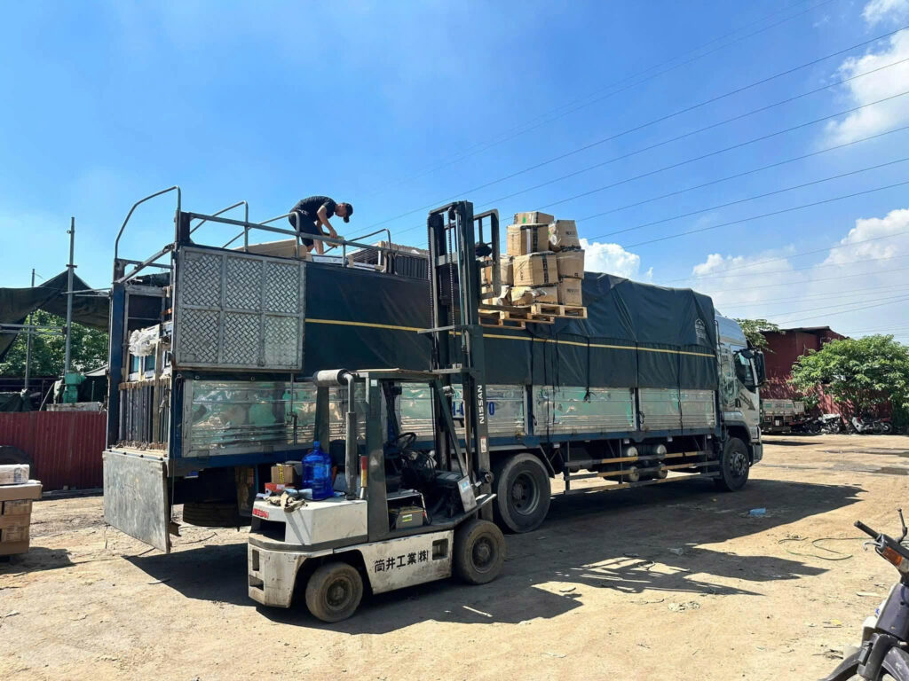 Hàng hóa được giao tận nơi, khách hàng kiểm tra, xác nhận nhận hàng và hoàn tất chuyến vận chuyển từ Tây Ninh đi Bắc Ninh theo đúng thỏa thuận. nhan-hang-va-hoan-tat-chuyen-van-chuyen-tay-ninh-di-bac-ninh-dung-hen