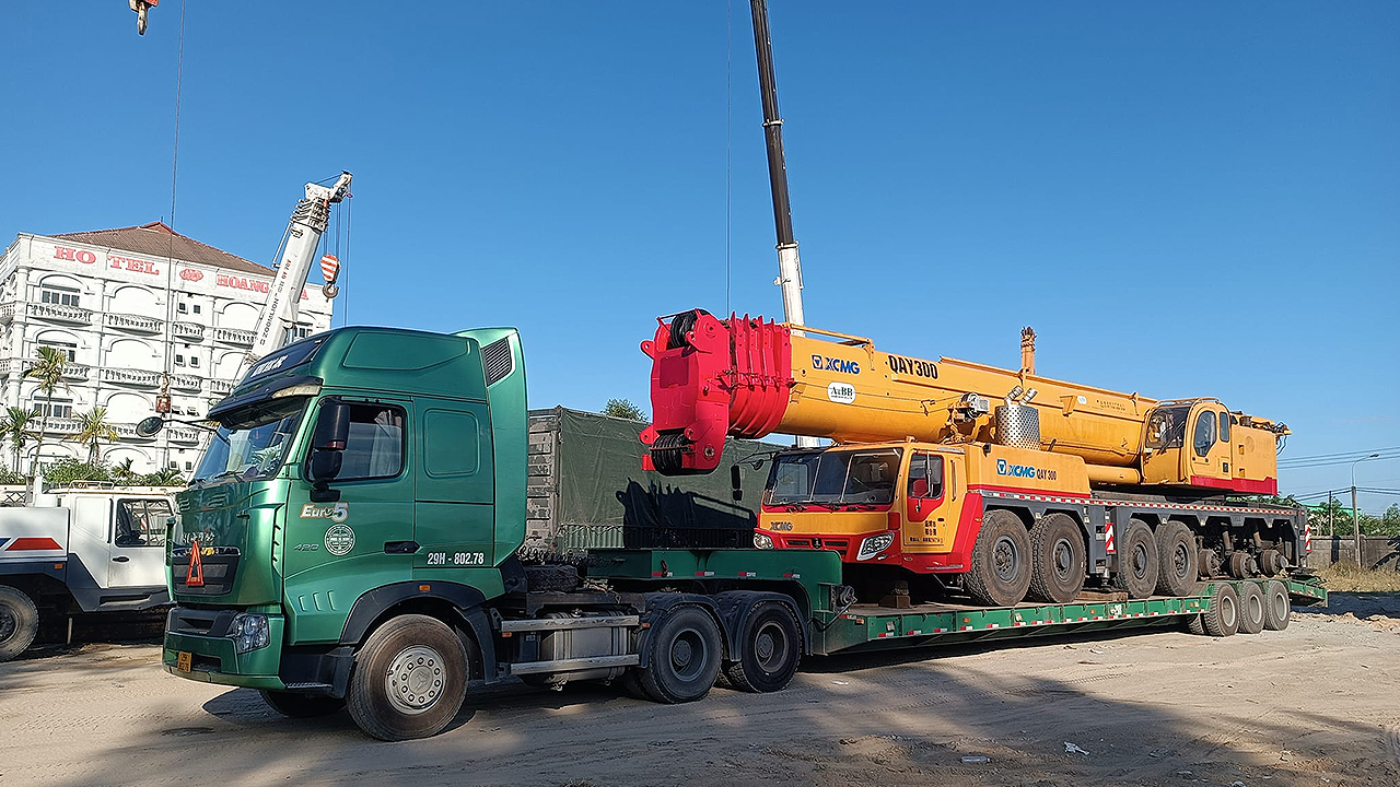 Xe đầu kéo kết hợp nhiều loại rơ moóc chuyên dụng đáp ứng nhu cầu vận chuyển đa dạng hàng hóa, container, thiết bị và vật tư an toàn trên mọi tuyến đường. xe-dau-keo-su-dung-nhieu-loai-ro-mooc-van-chuyen-hang-hoa