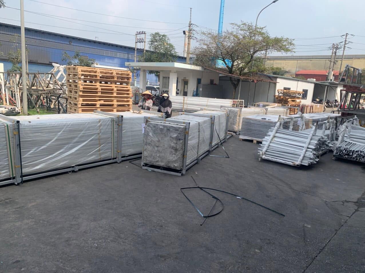 Nhận vận chuyển máy móc, vật tư sản xuất, vật liệu xây dựng, nội thất, hàng tiêu dùng và nhiều loại hàng hóa khác, đảm bảo an toàn, đúng tiến độ và tối ưu chi phí. nhan-van-chuyen-da-dang-hang-hoa-phuc-vu-san-xuat