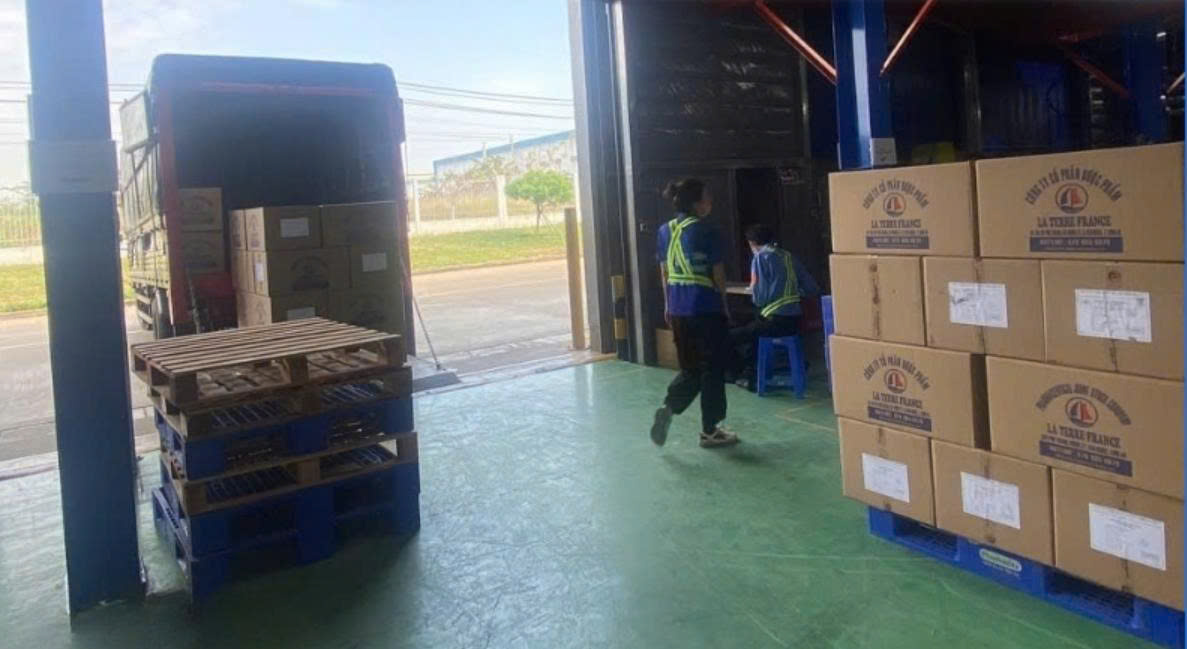 Hỗ trợ nhận hàng tận nơi tại nhà máy, kho bãi, khu công nghiệp và nhiều địa điểm, tối ưu lộ trình, tiết kiệm thời gian, chi phí và chủ động kế hoạch xuất hàng. ho-tro-nhan-hang-tan-noi-linh-hoat-toi-uu-thoi-gian-va-chi-phi-van-chuyen