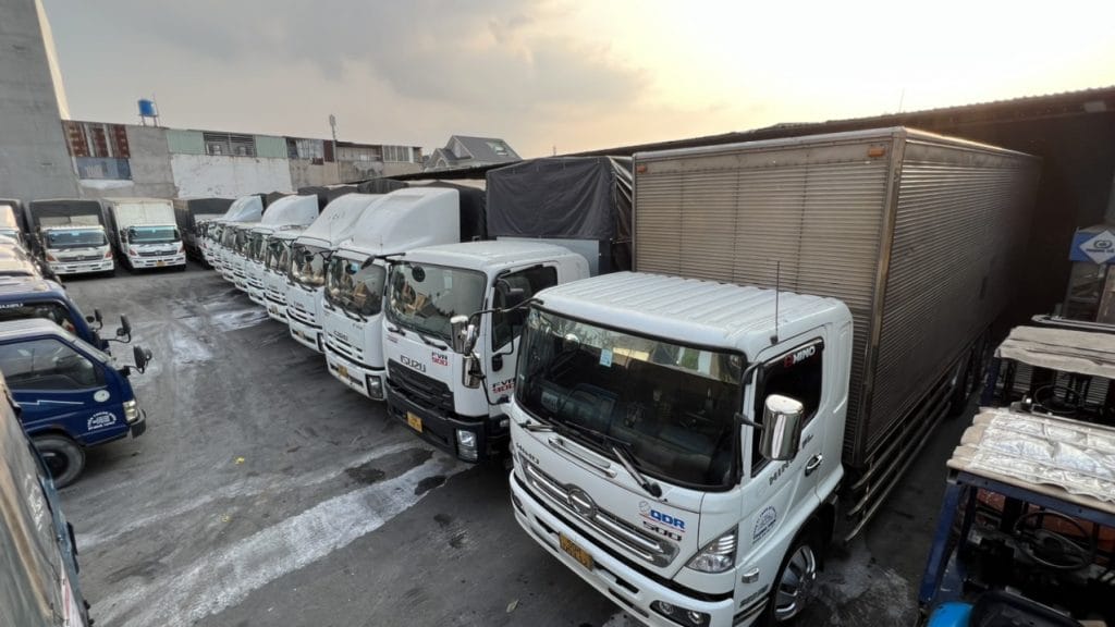 Đội ngũ xe đa dạng được điều phối linh hoạt, hỗ trợ giao nhận đúng thời gian, tối ưu lộ trình, giảm thời gian chờ và đáp ứng mọi nhu cầu vận chuyển hàng hóa. doi-ngu-xe-da-dang-dap-ung-giao-nhan-nhanh-dung-tien-do-moi-don-hang-van-chuyen