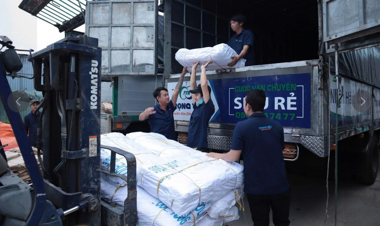 Đóng gói đúng quy cách, chuẩn bị đầy đủ thông tin và phối hợp thời gian giao nhận giúp vận chuyển an toàn, bố trí xe nhanh, giao hàng đúng tiến độ và tiết kiệm chi phí. dong-goi-dung-chuan-chuan-bi-thong-tin-day-du-giao-nhan-nhanh