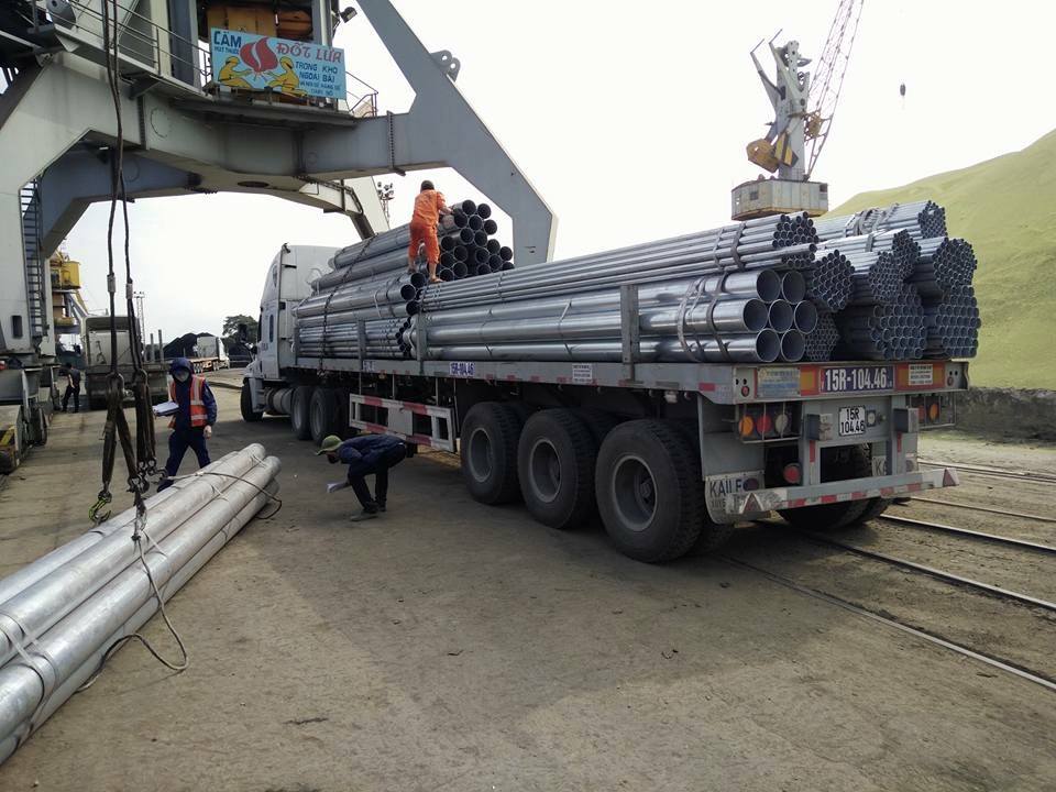 Xe đầu kéo 30 tấn chuyên vận chuyển hàng kích thước lớn, hàng nguyên lô và kết hợp nhiều loại moóc chuyên dụng, đáp ứng nhu cầu vận chuyển an toàn, hiệu quả. xe-dau-keo-van-chuyen-hang-kich-thuoc-lon-nguyen-lo-bang-nhieu-loai-mooc-chuyen-dung