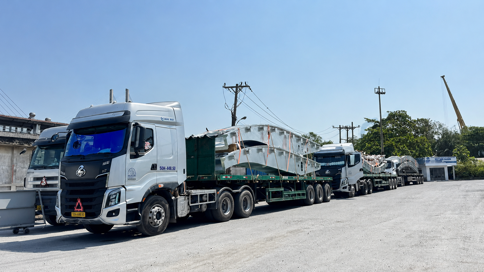 Xe đầu kéo giao hàng đến khu công nghiệp, công trình điện gió, điện mặt trời, kho và nhà máy theo yêu cầu, đảm bảo an toàn và đúng tiến độ. giao-hang-tan-noi-den-khu-cong-nghiep-cong-trinh-va-nha-may