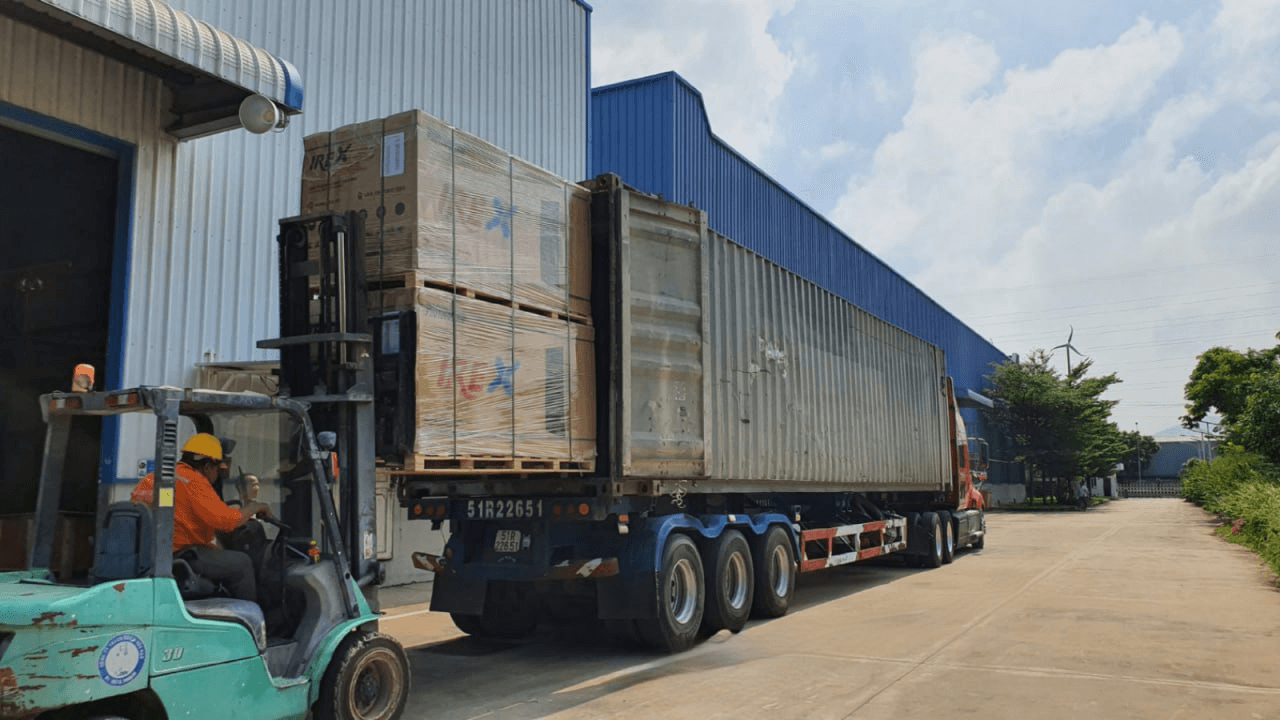 Dịch vụ xe đầu kéo khảo sát trước khi điều xe, sắp xếp phương án bốc xếp và theo dõi tiến độ vận chuyển nhằm đảm bảo an toàn cho hàng hóa. hang-hoa-boc-xep-dung-ky-thuat-theo-doi-van-chuyen-lien-tuc