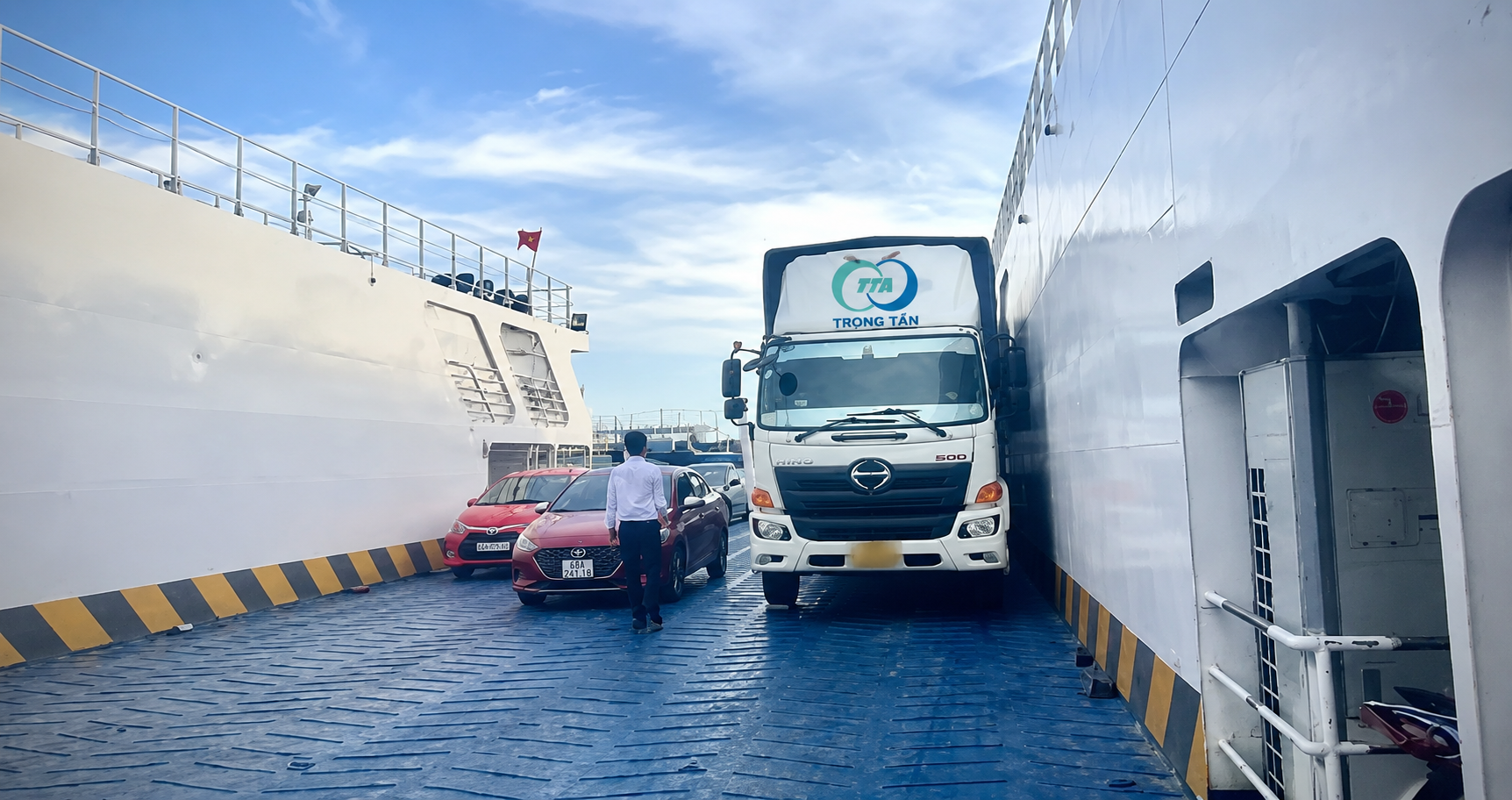 chuyển hàng hóa qua phà đến Phú Quốc an toàn, đúng lịch trình, đảm bảo hàng hóa được bảo quản cẩn thận và giao nhận đúng tiến độ theo yêu cầu. van-chuyen-hang-hoa-qua-pha-di-phu-quoc