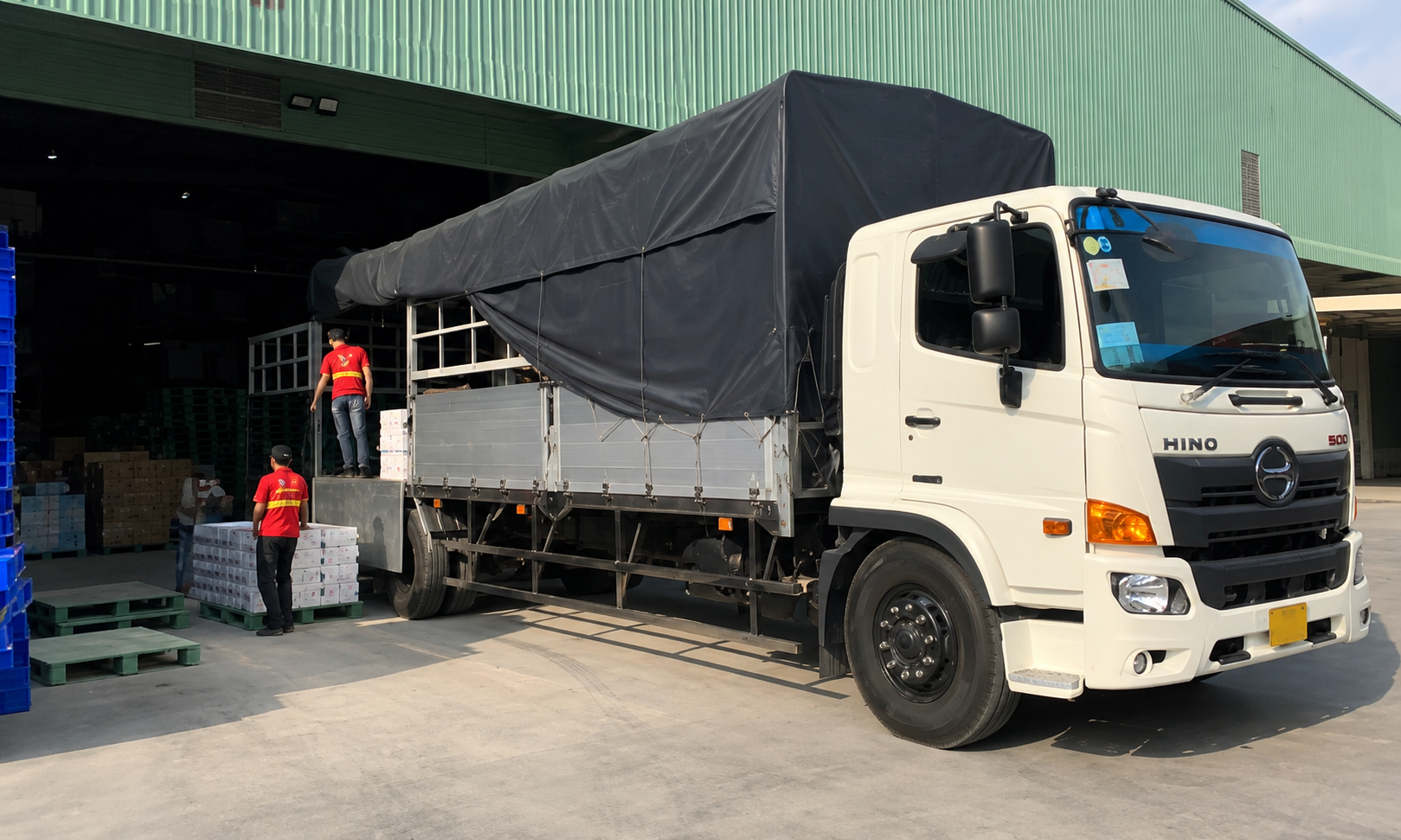Hỗ trợ bốc xếp, xe nâng, cẩu hàng, giao nhiều điểm và lưu kho theo yêu cầu, báo giá chi tiết từng hạng mục giúp khách hàng chủ động lựa chọn phương án phù hợp. boc-xep-xe-nang-va-cau-hang-duoc-ho-tro-theo-tung-nhu-cau-van-chuyen