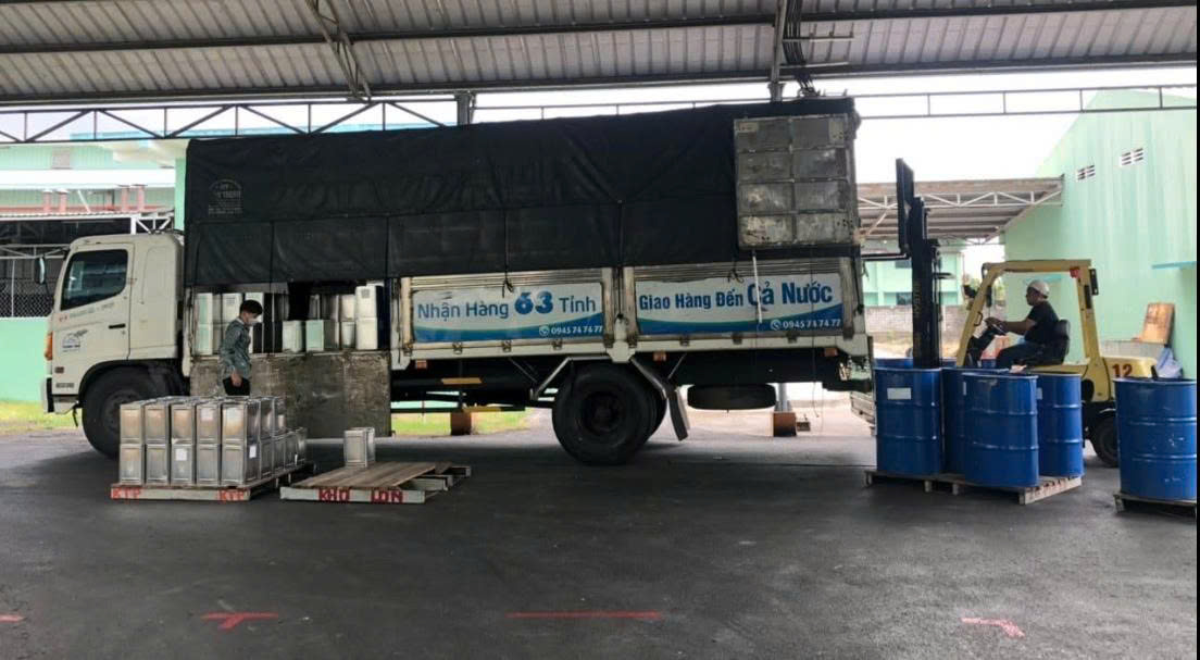 Hàng hóa được đóng khung, cố định trên pallet, chằng buộc và bao bọc cẩn thận, giúp hạn chế va đập, rung lắc và đảm bảo an toàn trong suốt quá trình vận chuyển. dong-goi-hang-hoa-dung-quy-cach-bao-ve-an-toan-moi-loai-hang-van-chuyen