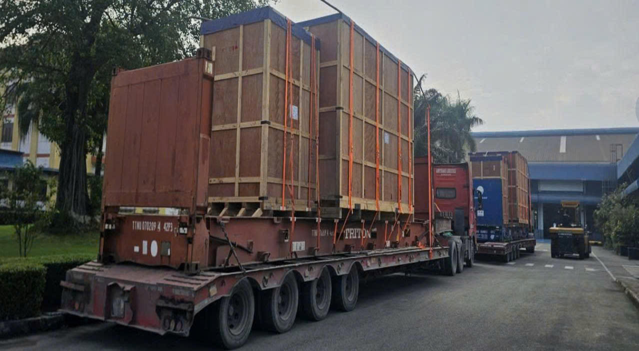 Hệ thống moóc sàn nhiều kích thước đáp ứng vận chuyển hàng dài, hàng nặng, máy móc, kết cấu thép và thiết bị công trình với phương án an toàn. mooc-san-chuyen-cho-hang-dai-hang-nang-va-may-moc