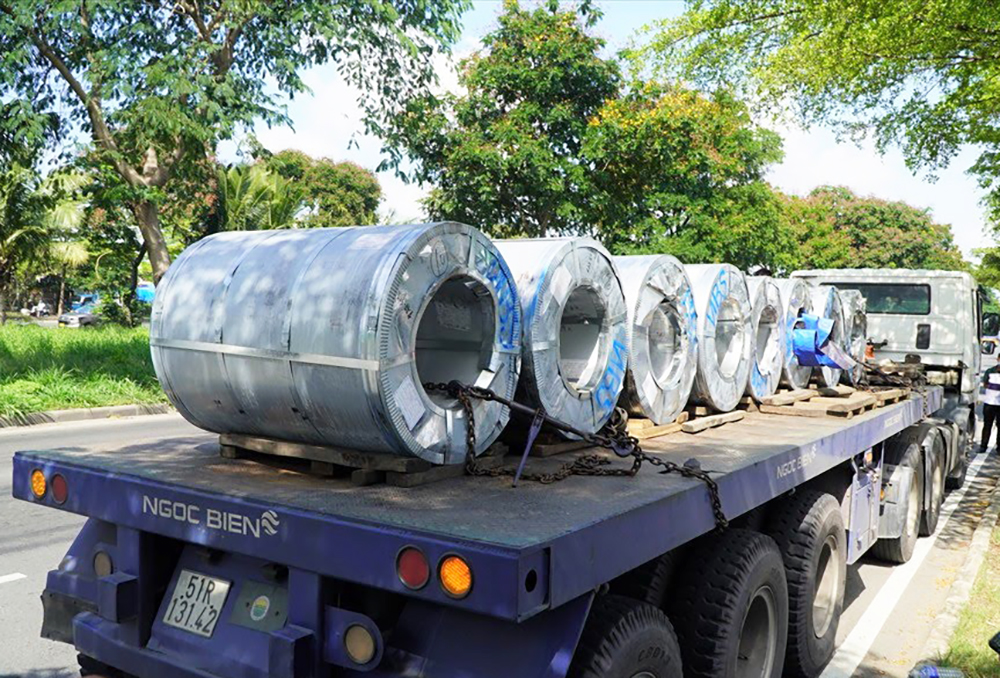 Xe đầu kéo kết hợp moóc sàn chuyên vận chuyển cuộn thép với phương án chằng buộc an toàn, đảm bảo hàng hóa ổn định và hạn chế xê dịch khi di chuyển. van-chuyen-cuon-thep-bang-mooc-san