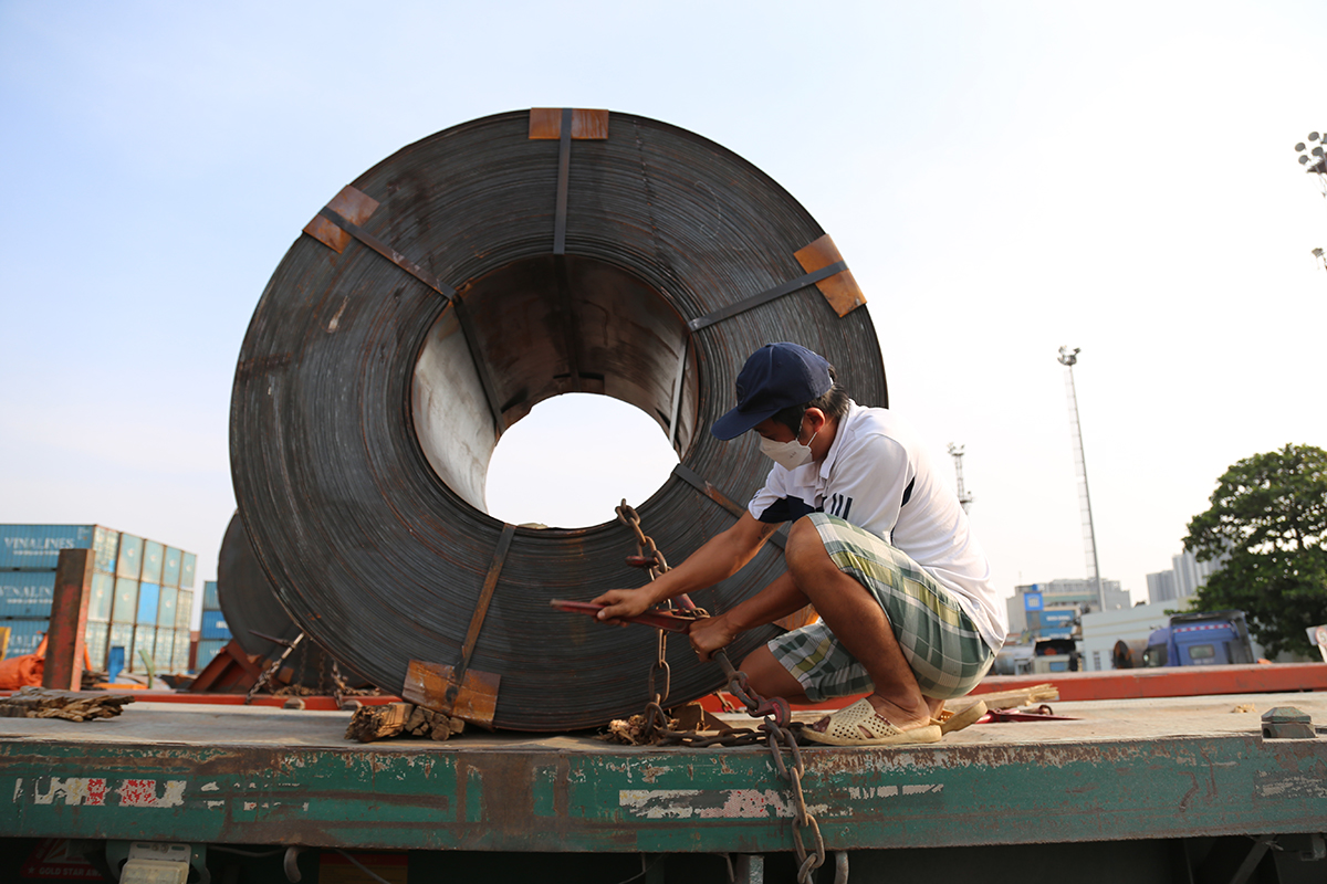 Xe đầu kéo kết hợp moóc sàn chuyên vận chuyển cuộn thép với phương án chằng buộc an toàn, đảm bảo hàng hóa ổn định và hạn chế xê dịch khi di chuyển. van-chuyen-cuon-thep-bang-mooc-san-an-toan-chang-buoc-chac-chan-dung-ky-thuat