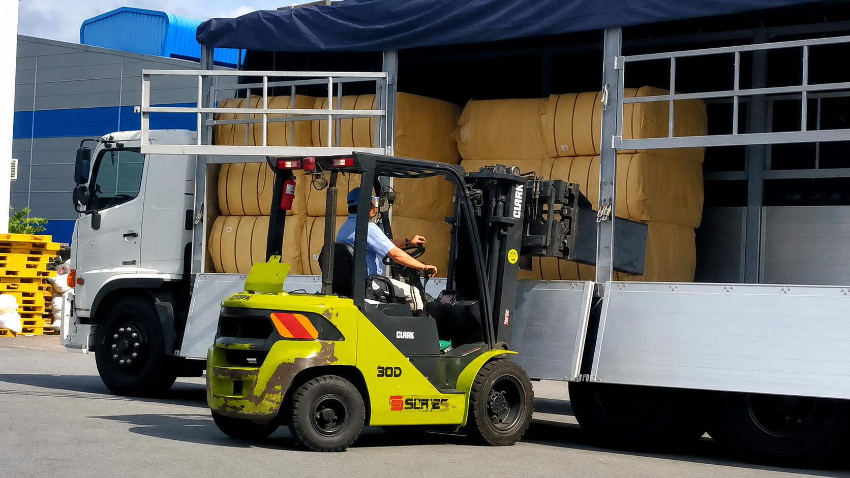 Giá cước xe tải 8 tấn phụ thuộc vào đặc điểm hàng hóa, hình thức vận chuyển, địa điểm giao nhận và các dịch vụ hỗ trợ đi kèm. Khách hàng được báo giá rõ ràng trước khi triển khai vận chuyển. lua-chon-phuong-an-van-chuyen-phu-hop-giup-toi-uu-chi-phi-va-thoi-gian-giao-hang