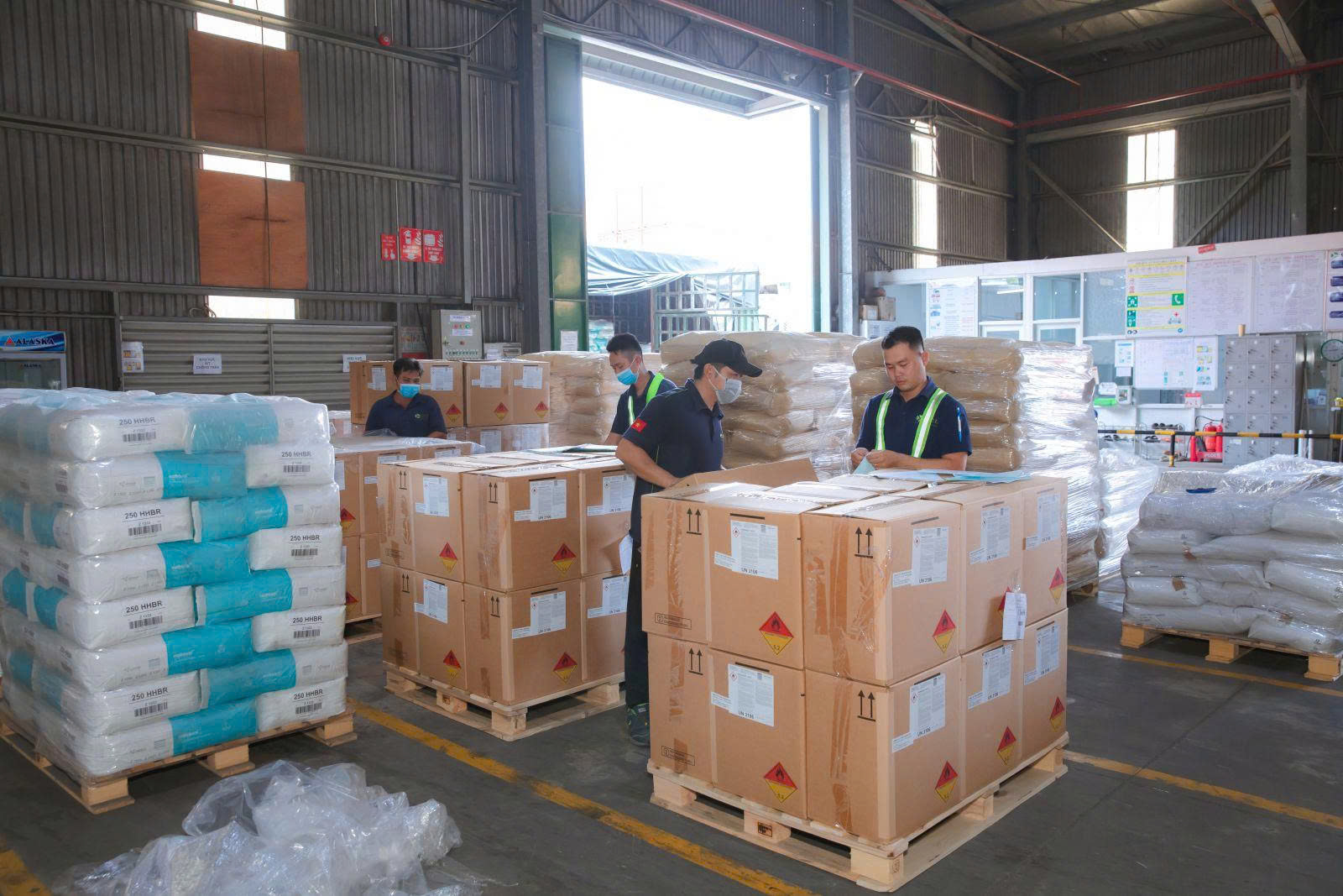 Xe tải 8 tấn phù hợp vận chuyển hàng đóng pallet, máy móc công nghiệp, thiết bị sản xuất, nguyên liệu sản xuất, hàng tiêu dùng và hàng phân phối đến kho bãi, nhà máy và hệ thống đại lý trên toàn quốc. van-chuyen-hang-pallet-may-moc-san-xuat-va-hang-phan-phoi-cho-dai-ly