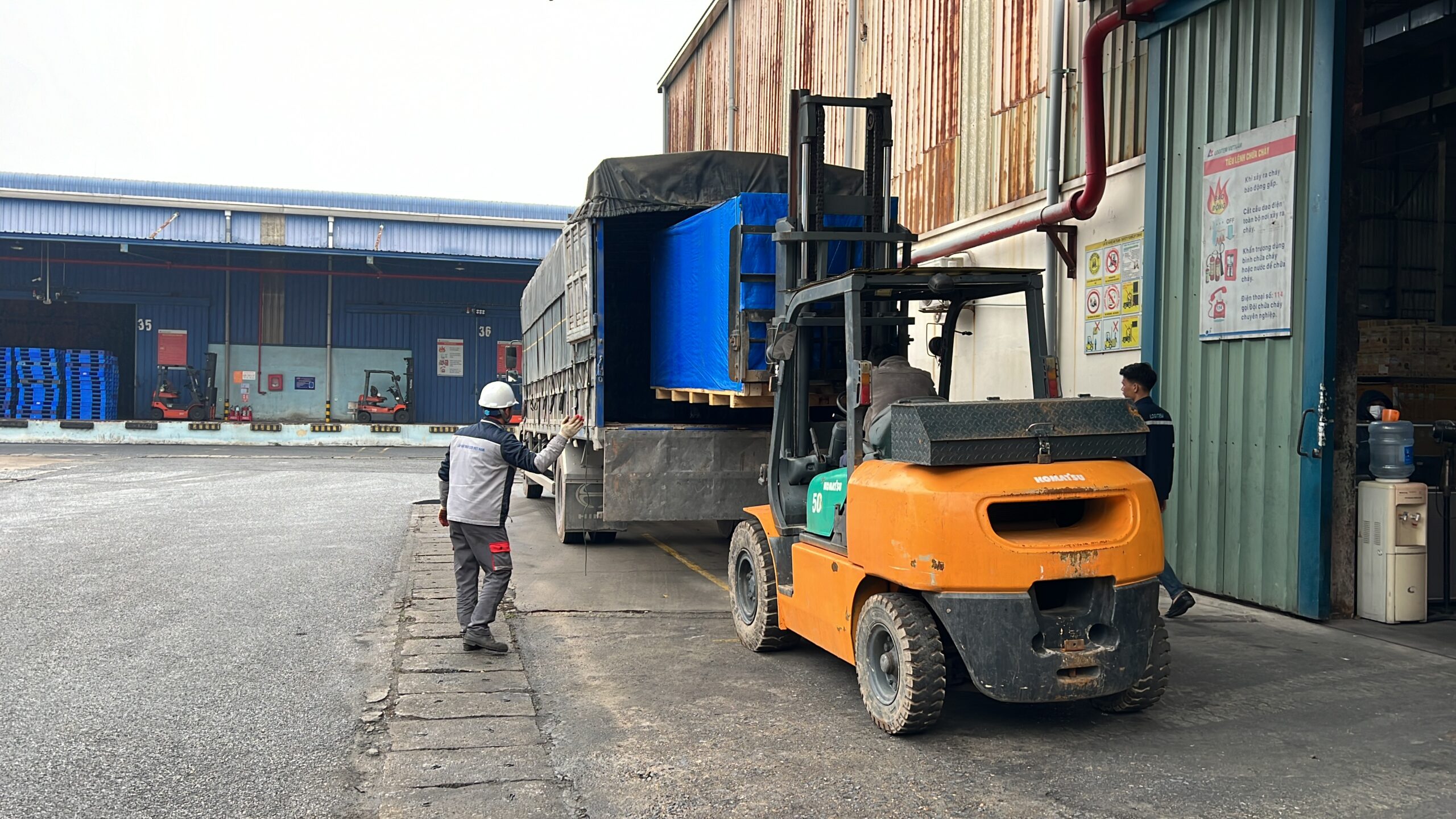 Đơn vị vận tải có nhiều xe tải 8 tấn thùng kín và thùng bạt, hỗ trợ báo giá minh bạch, hợp đồng rõ ràng và theo dõi hàng hóa trong suốt quá trình vận chuyển, mang lại sự an tâm cho khách hàng. doi-xe-tai-8-tan-da-dang-dap-ung-nhanh-nhu-cau-van-chuyen-hang-hoa