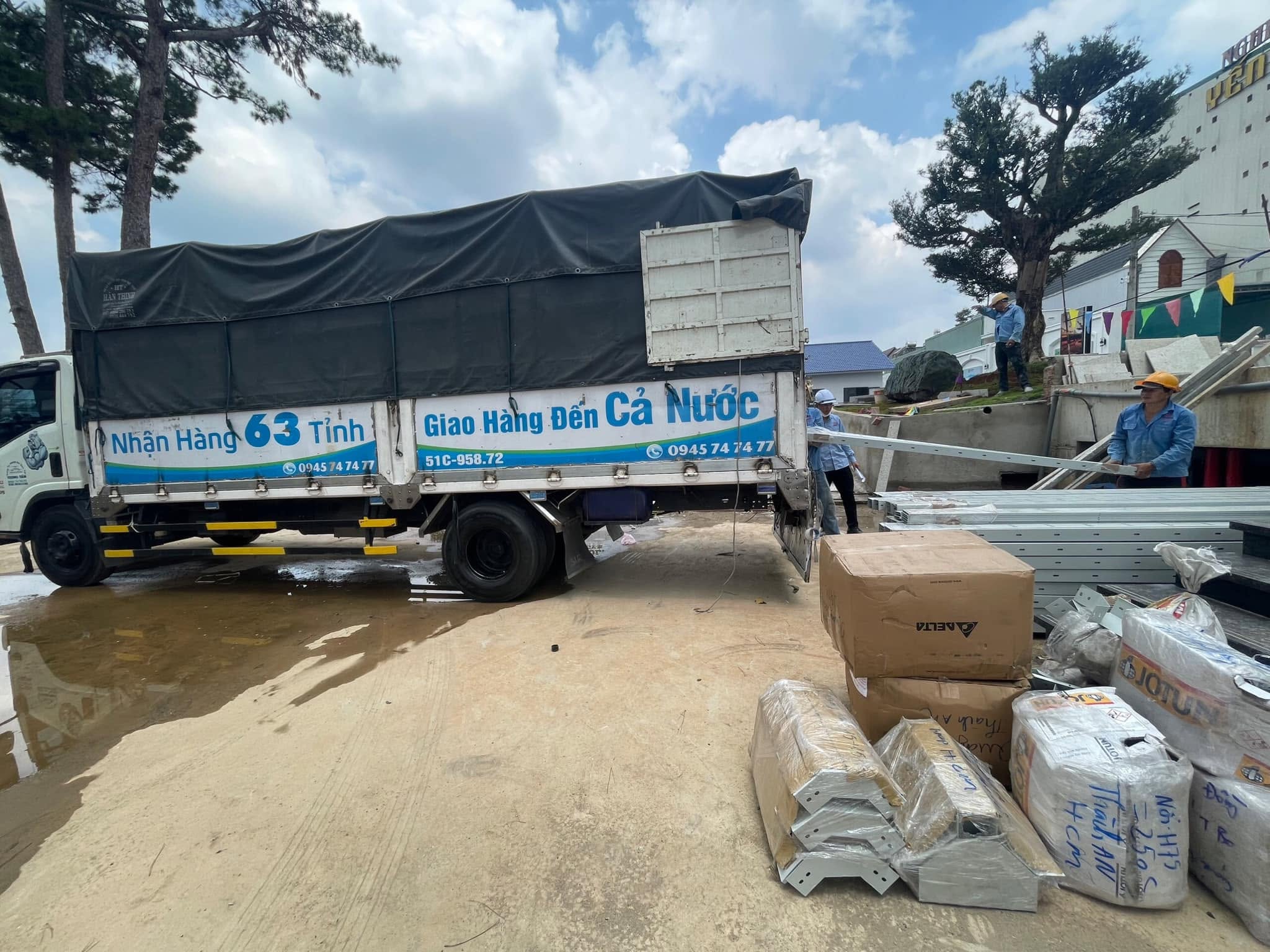 Hình ảnh giao hàng đến khu công nghiệp, đại lý và công trình tại Quảng Nam, phục vụ vận chuyển máy móc, vật tư, thiết bị và hàng hóa sản xuất an toàn, đúng tiến độ. giao-hang-khu-cong-nghiep-dai-ly-cong-trinh
