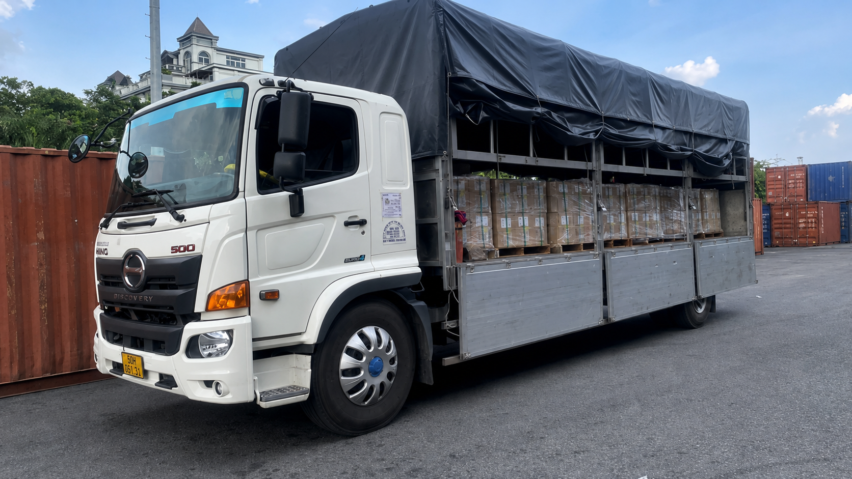 Xe tải 8 tấn được bố trí linh hoạt, thông tin vận chuyển rõ ràng và hỗ trợ xử lý các thay đổi trong quá trình giao nhận, giúp khách hàng yên tâm khi gửi hàng đường dài. doi-xe-on-dinh-chi-phi-ro-rang-va-ho-tro-xu-ly-nhanh-cac-yeu-cau-phat-sinh
