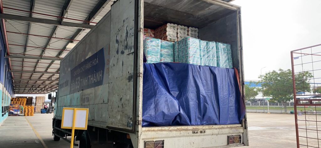 Hình ảnh hàng hóa được bố trí khoa học, sắp xếp gọn gàng và chằng buộc cẩn thận, đáp ứng vận chuyển nhiều loại hàng khác nhau an toàn đến điểm giao. cho-da-dang-hang-hoa-sap-xep-gon-gang-an-toan-trong-suot-qua-trinh-van-chuyen