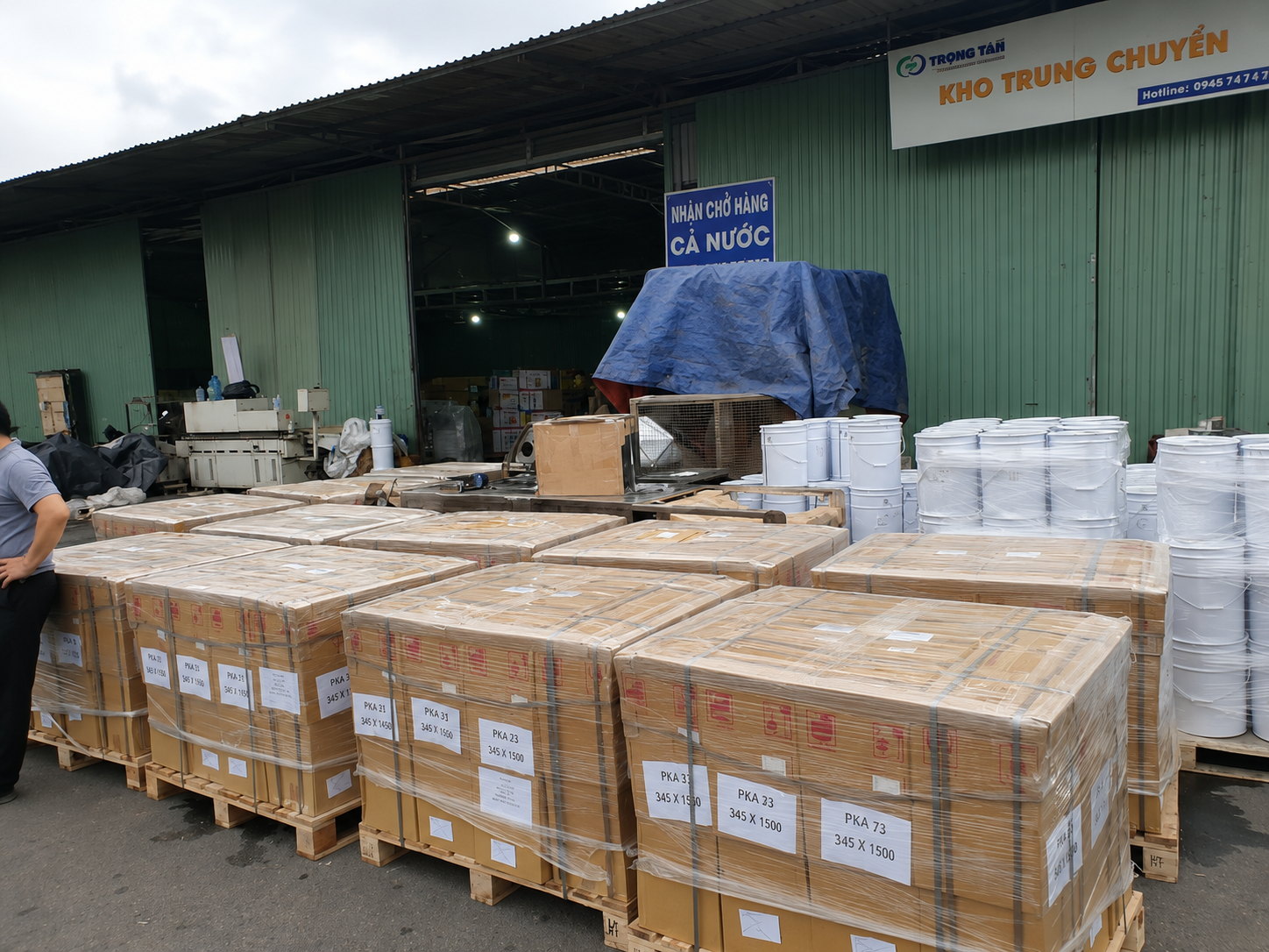 Dịch vụ xe tải 8 tấn phù hợp vận chuyển máy móc, vật tư công trình, hàng thương mại và hàng phân phối đến nhiều địa điểm tại Quảng Ngãi. nhan-van-chuyen-da-dang-hang-hoa-tu-may-moc-den-vat-tu-va-hang-tieu-dung