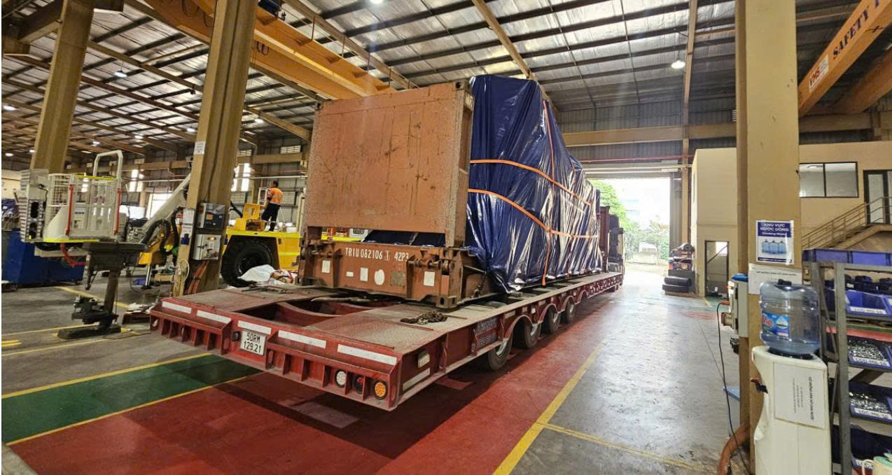 Xe đầu kéo nhận hàng tại nhà máy, phục vụ dự án dài hạn và vận chuyển container xuất nhập khẩu, đảm bảo giao nhận đúng tiến độ, an toàn và chuyên nghiệp. van-chuyen-hang-hoa-linh-hoat-phuc-vu-nha-may