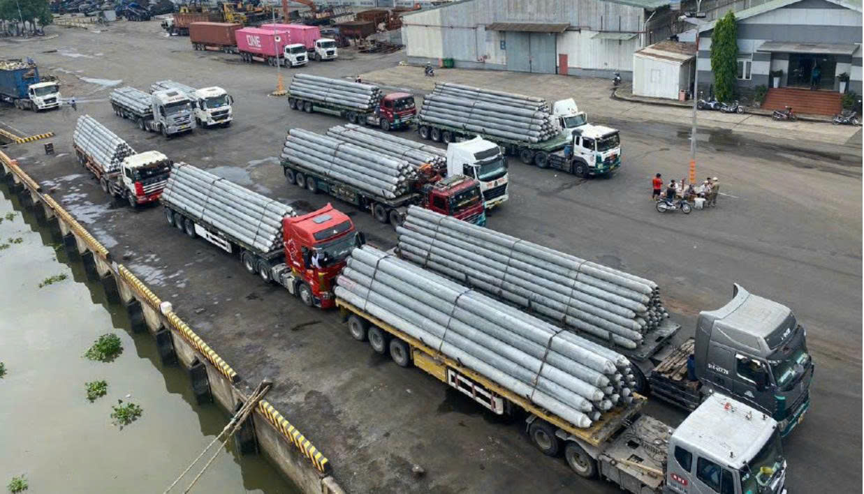 Đội xe đầu kéo luôn sẵn sàng, điều phối phương tiện theo từng đơn hàng và cập nhật hành trình liên tục, đảm bảo vận chuyển an toàn, đúng tiến độ giao nhận. doi-xe-dieu-phoi-linh-hoat-theo-doi-hanh-trinh-dam-bao