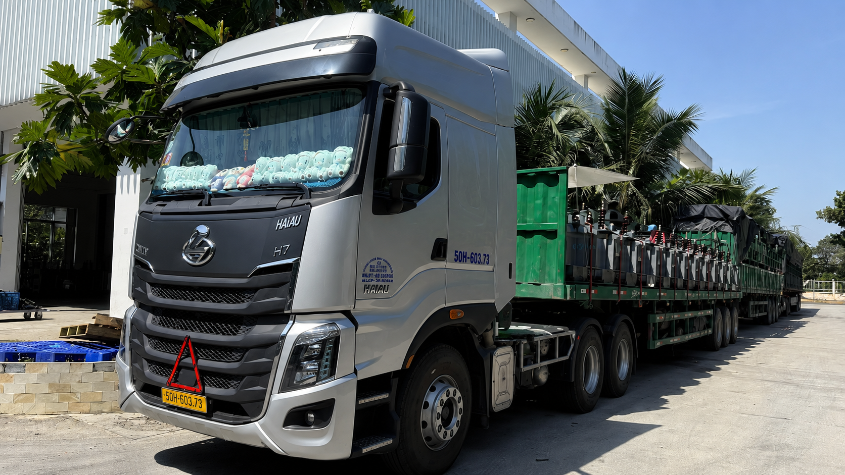 Dịch vụ xe đầu kéo chuyên vận chuyển hàng tải trọng lớn, nhận hàng tại nhà máy, kho bãi, cảng và công trình, đảm bảo an toàn trong suốt hành trình. van-chuyen-hang-hoa-tai-trong-lon-bang-xe-dau-keo