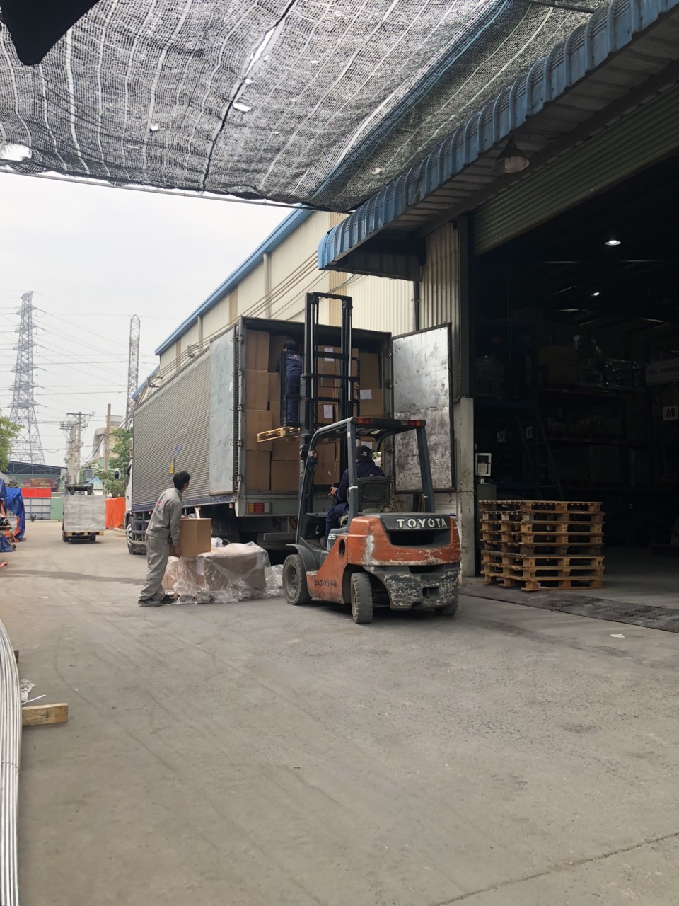 Xe tải 8 tấn hỗ trợ bốc xếp hàng hóa, thông báo tình trạng vận chuyển và linh hoạt điều chỉnh điểm giao hàng, giúp quá trình giao nhận thuận tiện và dễ dàng hơn. ho-tro-boc-xep-cap-nhat-hanh-trinh-va-giao-hang-linh-hoat-theo-yeu-cau