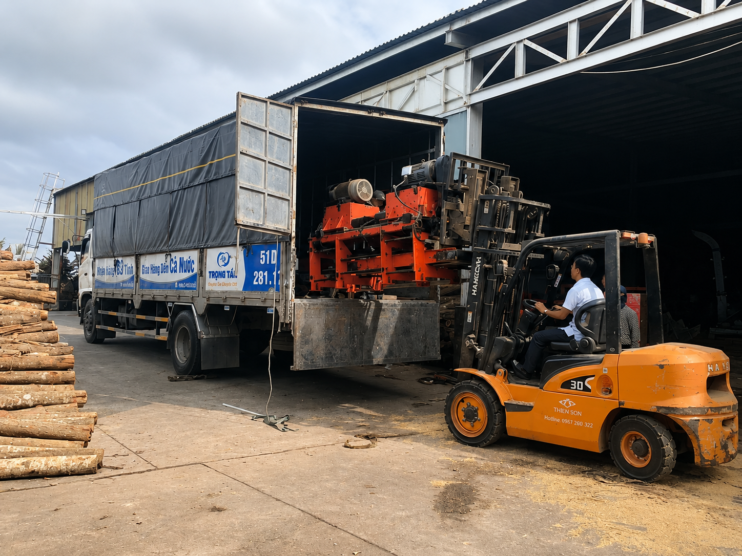 Xe tải 8 tấn hỗ trợ hàng ghép tiết kiệm chi phí, thuê nguyên chuyến chủ động thời gian và giao hàng tận nơi từ Tây Ninh đi Quảng Ngãi, phù hợp với nhiều nhu cầu vận chuyển khác nhau. chuyen-hang-ghep-nguyen-chuyen-va-giao-hang-tan-noi-theo-yeu-cau