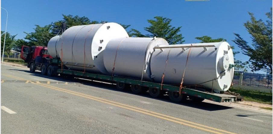 Xe đầu kéo kết hợp moóc sàn và moóc lùn vận chuyển máy móc, thép, pallet, kiện gỗ, hàng quá khổ, được điều phối linh hoạt theo từng đơn hàng, đảm bảo an toàn và tối ưu chi phí. xe-dau-keo-mooc-san-mooc-lun-van-chuyen-hang-nang