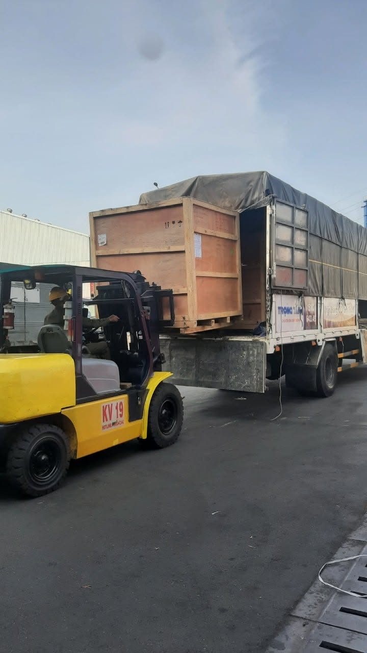 Dịch vụ vận chuyển hàng hóa bằng xe tải 8 tấn nhận giao tận nơi tại khu công nghiệp, nhà máy và kho bãi, giúp doanh nghiệp tiết kiệm thời gian trung chuyển và chủ động kế hoạch giao nhận. giao-hang-tan-noi-tai-khu-cong-nghiep-nha-may-va-kho-bai-theo-yeu-cau