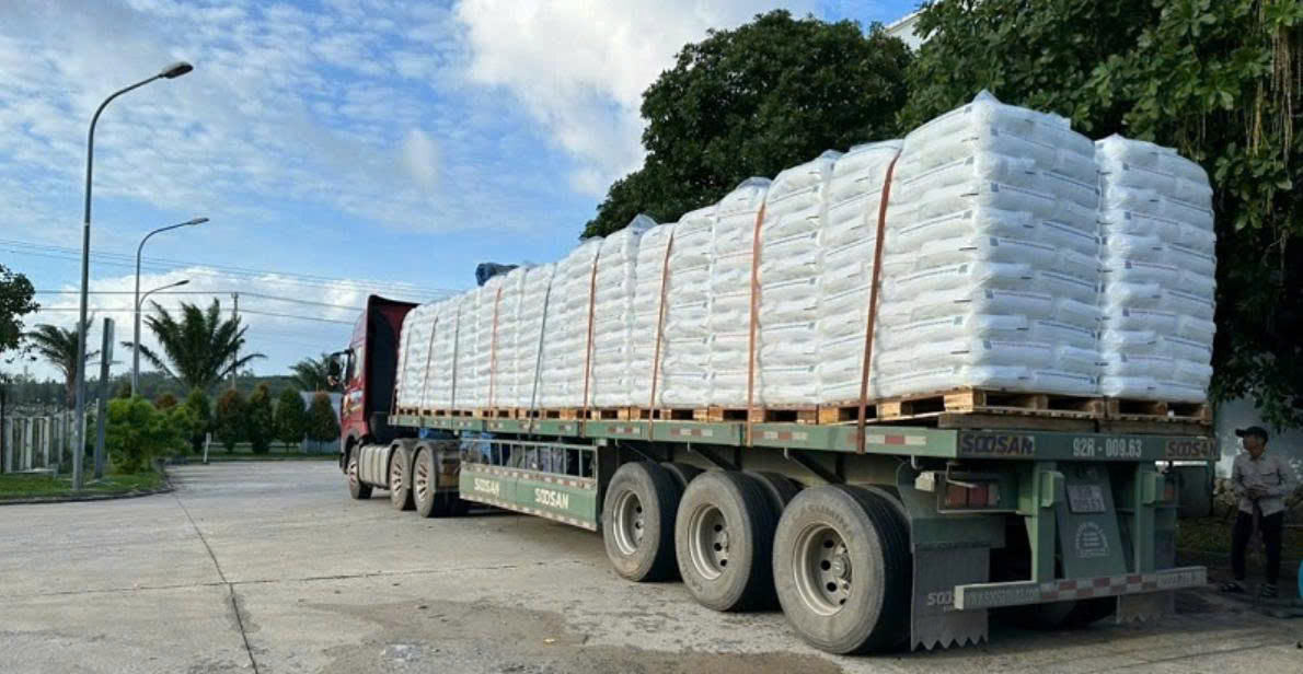 Dịch vụ cho thuê xe đầu kéo moóc sàn uy tín, giá tốt, chuyên vận chuyển hàng hóa an toàn, chằng buộc cẩn thận, giao nhận đúng tiến độ trên mọi tuyến đường. ho-thue-xe-dau-keo-mooc-san-uy-tin-gia-tot-van-chuyen-can-than-an-toan