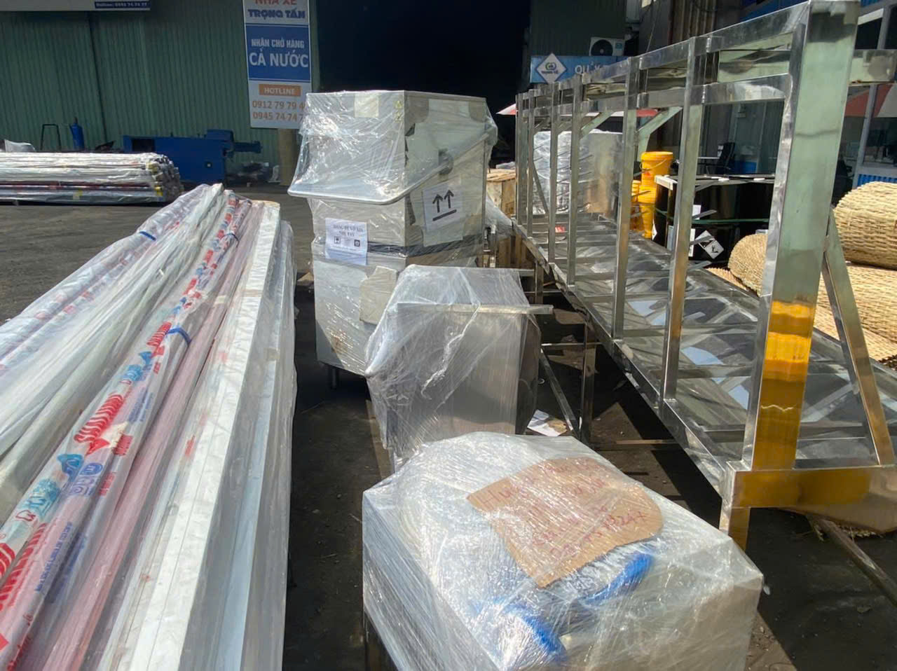 Dịch vụ xe tải 8 tấn nhận vận chuyển thiết bị sản xuất, nguyên liệu công nghiệp, vật tư xây dựng, hàng đóng pallet và nhiều loại hàng hóa khác, phù hợp nhu cầu giao nhận của doanh nghiệp và nhà máy. van-chuyen-da-dang-hang-cong-nghiep-nguyen-lieu-va-vat-tu