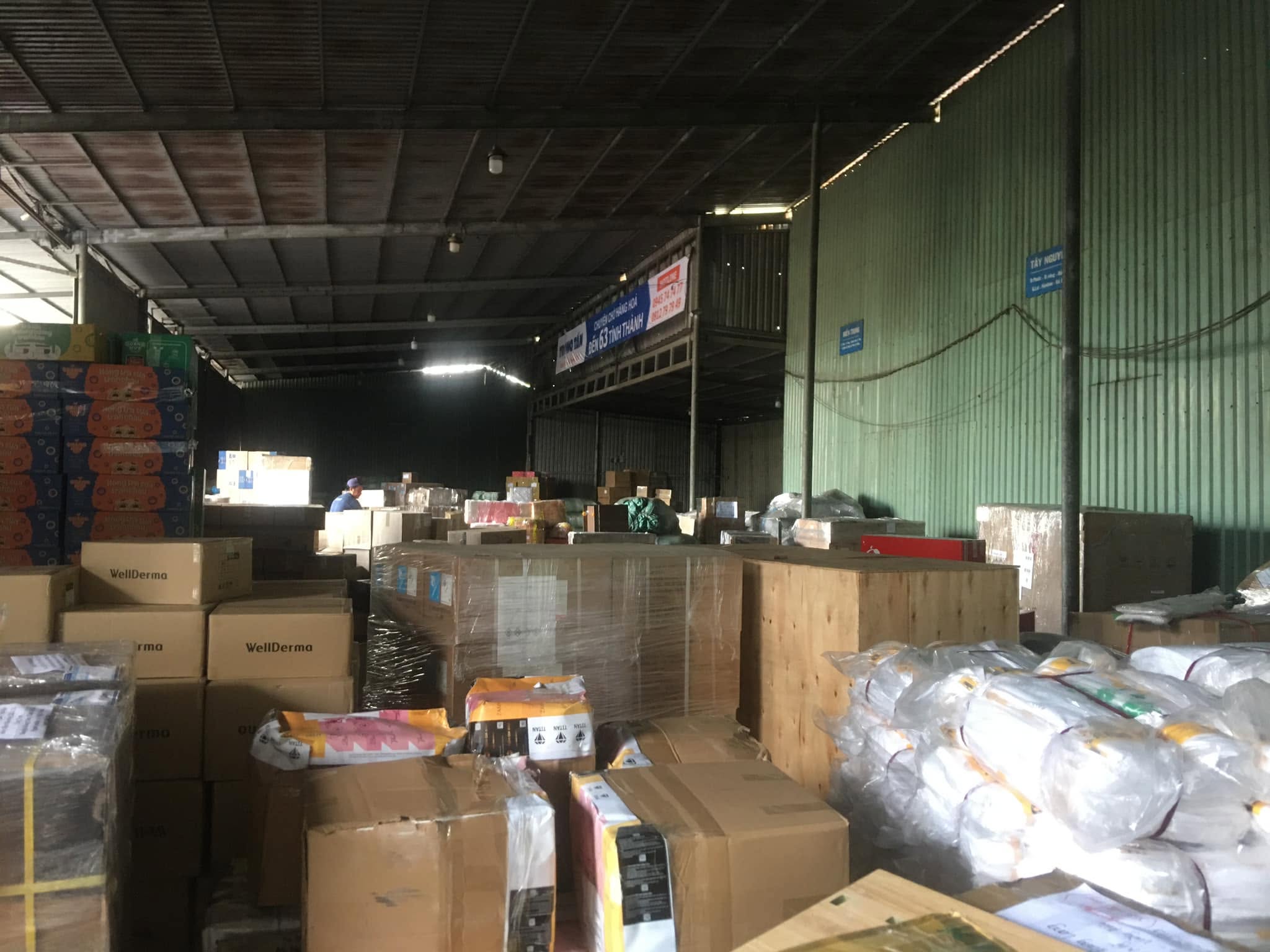 Việc sắp xếp hàng hóa theo từng khu vực riêng dựa trên chủng loại, đơn hàng hoặc điểm giao giúp quá trình bốc dỡ, kiểm đếm và bàn giao diễn ra nhanh chóng, hạn chế nhầm lẫn và tiết kiệm thời gian xử lý. hang-hoa-duoc-phan-chia-theo-tung-khu-vuc-rieng-giup-de-kiem-dem-va-giao-nhan
