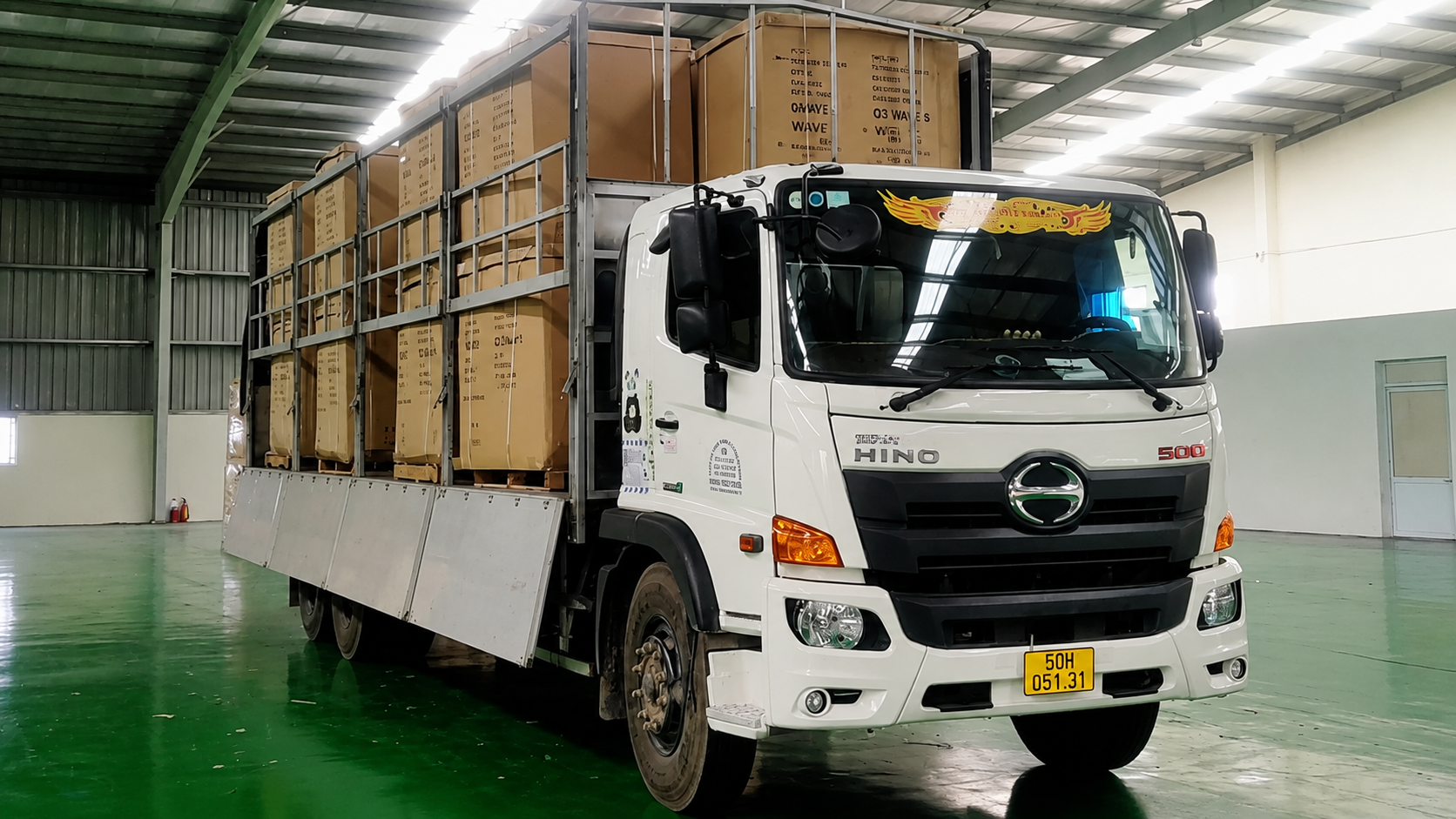 Xe tải 8 tấn vận chuyển nội thất, thiết bị giáo dục, thiết bị y tế và hàng tiêu dùng, giao nhận tận nơi, đảm bảo an toàn và đúng thời gian yêu cầu. nhan-cho-da-dang-hang-hoa-tu-noi-that-den-hang-tieu-dung-so-luong-lon
