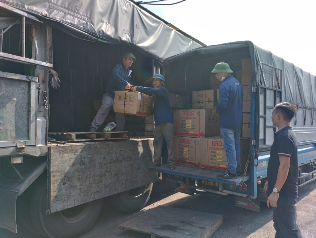 Nhân viên bốc dỡ hàng từ xe tải lớn sang xe nhỏ để tăng bo giao hàng vào đường hẻm hẹp tại Yên Bái an toàn đúng quy trình tra-hang-bang-xe-nho-tang-bo-vao-duong-hem-tai-yen-bai
