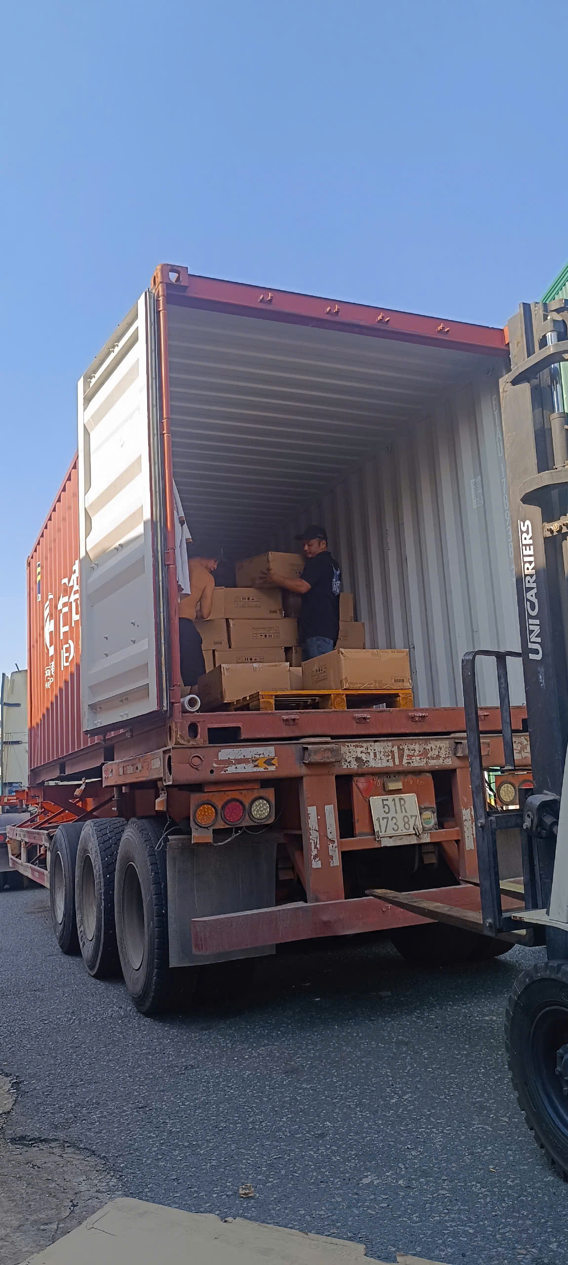 Dịch vụ xe container trả hàng tại KCN Phước Đông đáp ứng đa dạng các loại hàng công nghiệp, đảm bảo lịch trình chính xác, giúp doanh nghiệp chủ động tối ưu kế hoạch sản xuất. Xe-container-tra-hang-tai-KCN-Phuoc-Dong