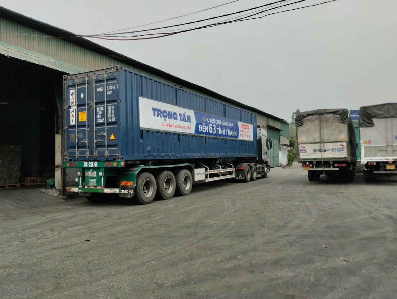 Giải pháp cho thuê xe đầu kéo container vận chuyển hàng hóa đi Bình Phước chuyên nghiệp, đáp ứng đa dạng chủng loại thùng cont, hỗ trợ bốc xếp và cam kết giao hàng đúng tiến độ Cho-thue-xe-dau-keo-container-di-Binh-Phuoc-uy-tin-cuoc-phi-canh-tranh